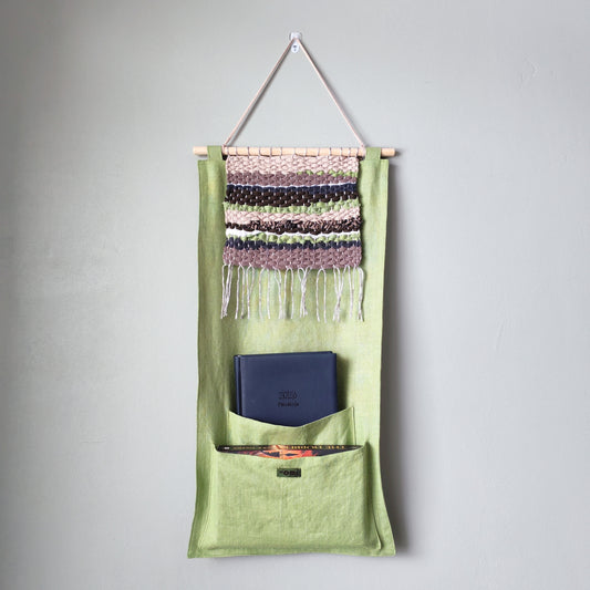 KÄTKÖ Moss käsinkudottu seinätasku – pohjoismaista tekstiiliä sisältävä seinävaate säilytystilalla