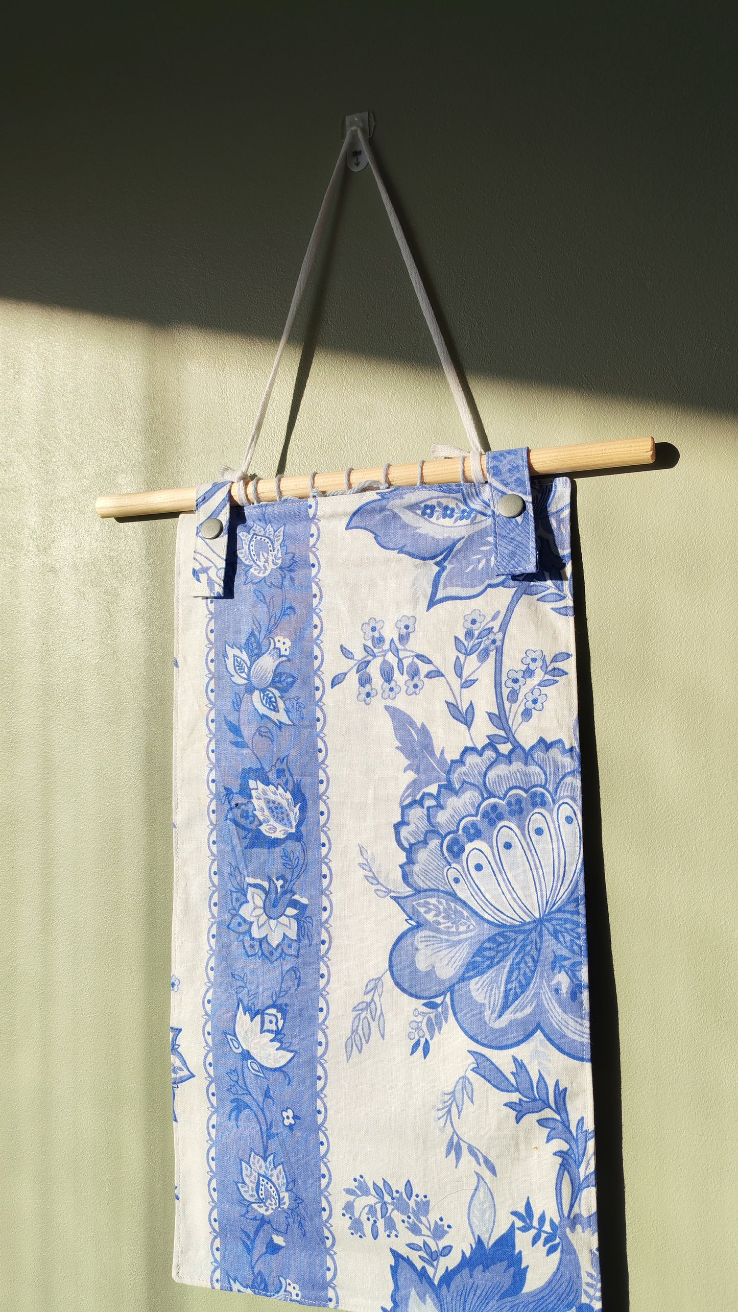 KÄTKÖ Mini kukka – kierrätettyä tekstiiliä oleva seinätasku