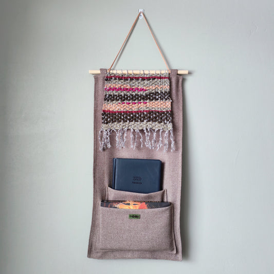 KÄTKÖ Peatbog käsinkudottu seinätasku – pohjoismaisesta tekstiilistä valmistettu seinävaate säilytystilalla