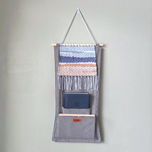 KÄTKÖ Rantakuvioinen Käsinkudottu Seinätasku – Pohjoismaisesta Tekstiilistä Valmistettu Seinävaate Säilytystilalla