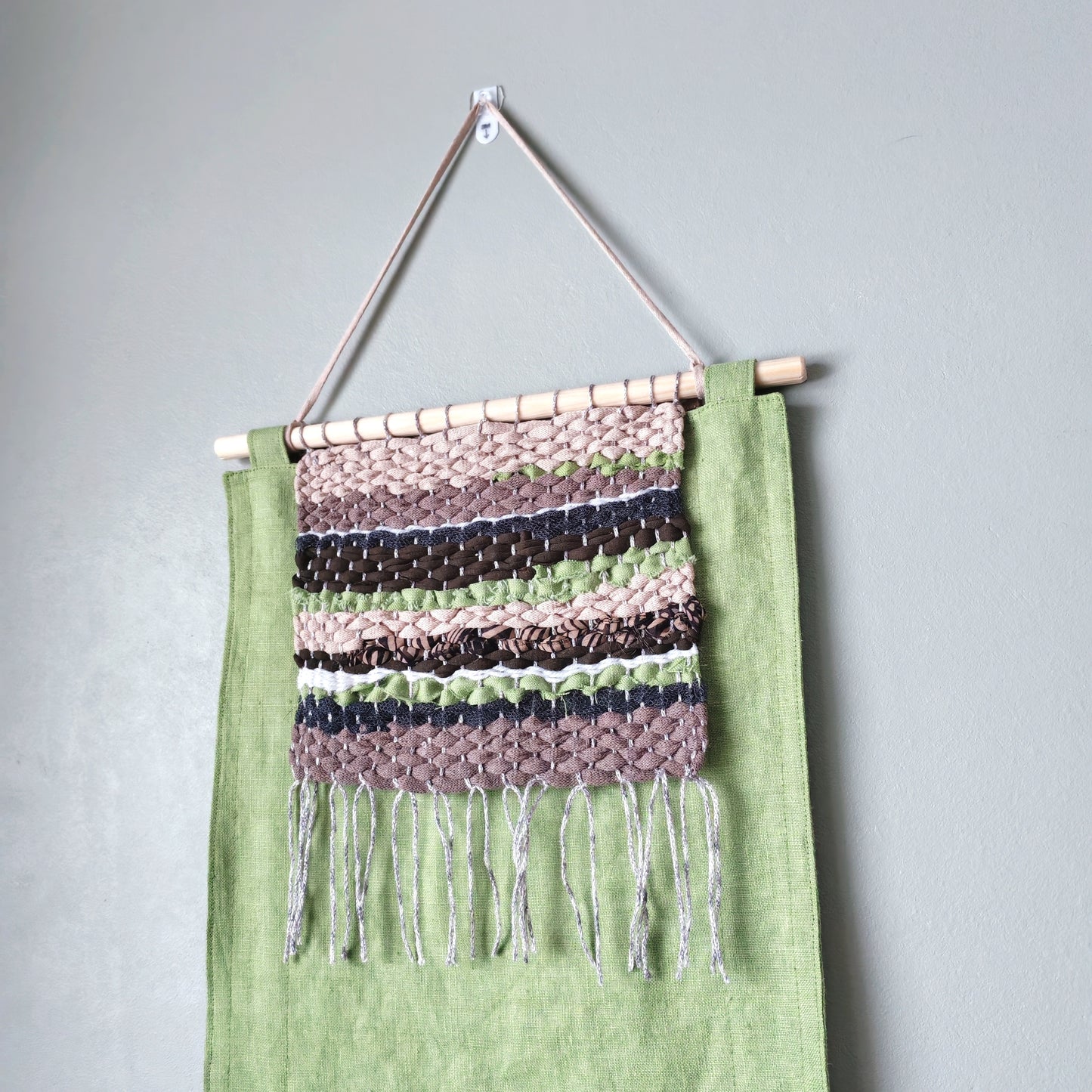 KÄTKÖ Moss Handwoven Wall Pocket – Nordic Textile Wall Hanging with Storage
