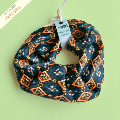 Keskikokoinen 100 % silkkidonitsi, kierrätetty