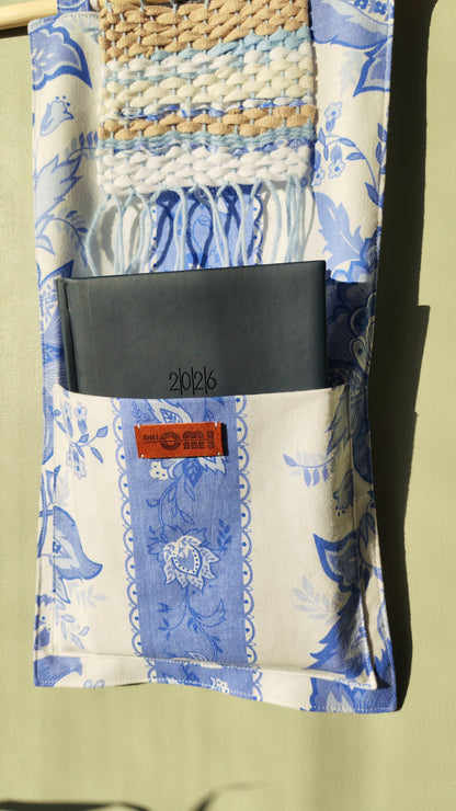 KÄTKÖ Mini kukka – kierrätettyä tekstiiliä oleva seinätasku