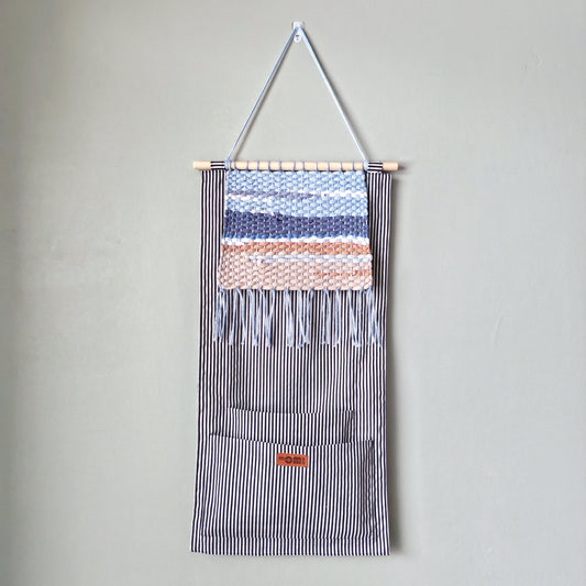 KÄTKÖ Rantakuvioinen Käsinkudottu Seinätasku – Pohjoismaisesta Tekstiilistä Valmistettu Seinävaate Säilytystilalla