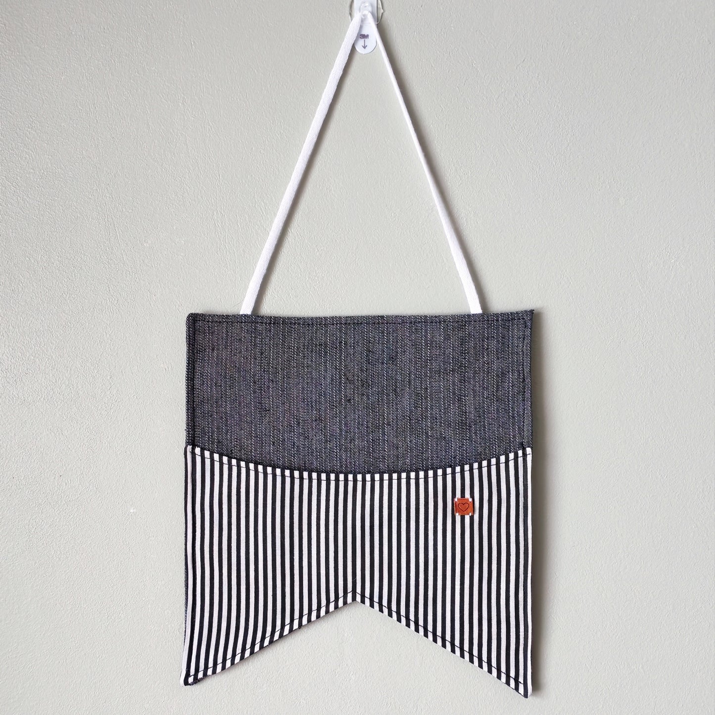 KÄTKÖ Pieni seinätaskubanneri