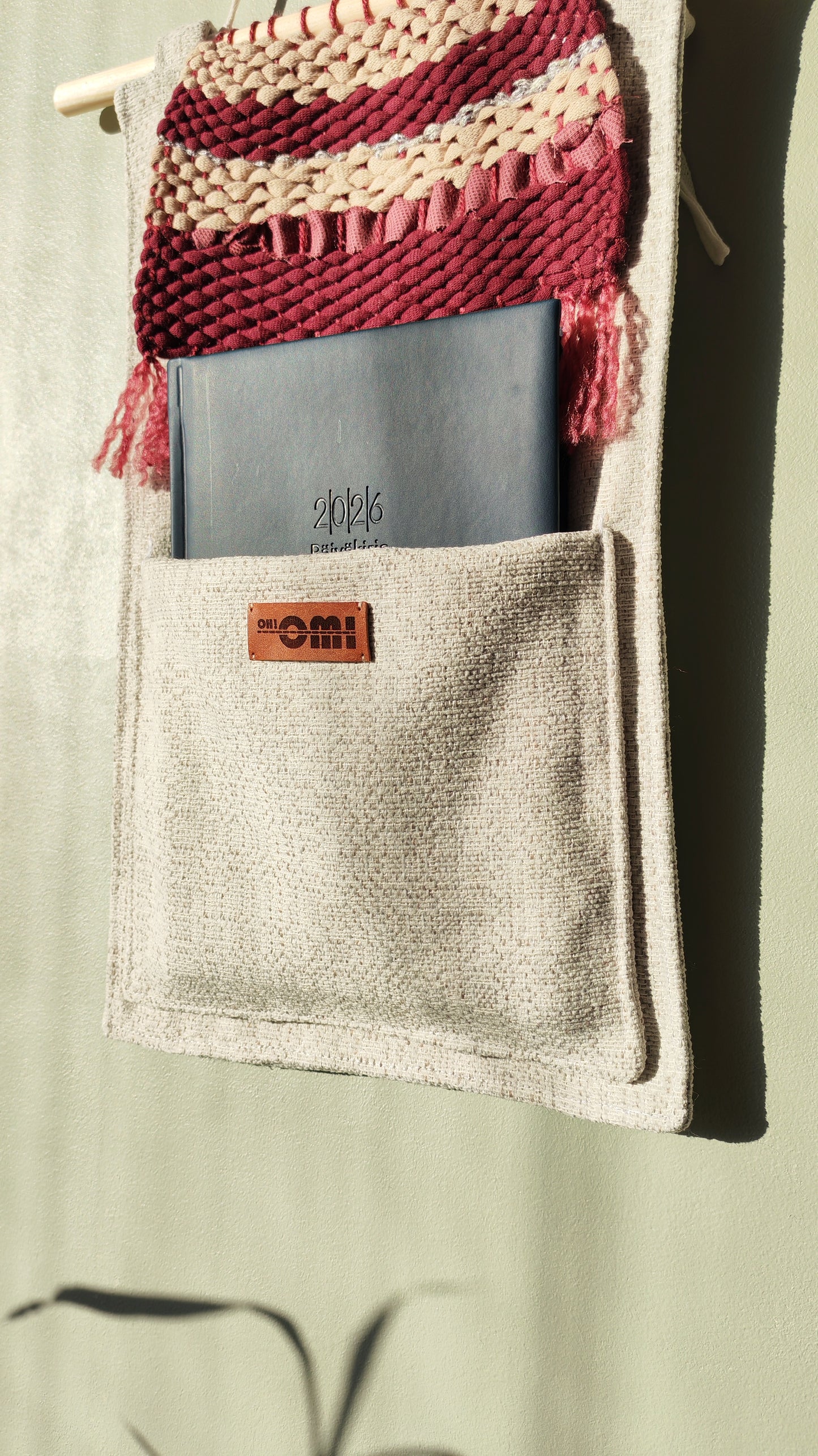 KÄTKÖ Mini Ruby – Kierrätetty tekstiili-seinätasku