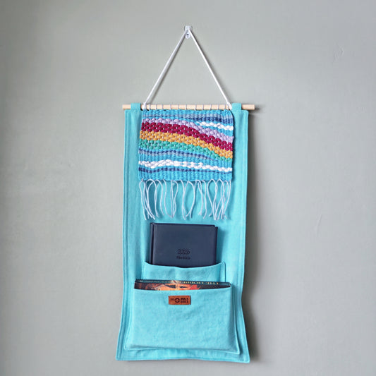KÄTKÖ Sateenkaari Käsinkudottu Seinätasku – Pohjoismaisesta Tekstiilistä Säilytystilalla