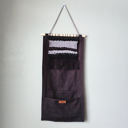 KÄTKÖ Darkness -käsinkudottu seinätasku – pohjoismaista tekstiiliä sisältävä seinävaate säilytystilalla