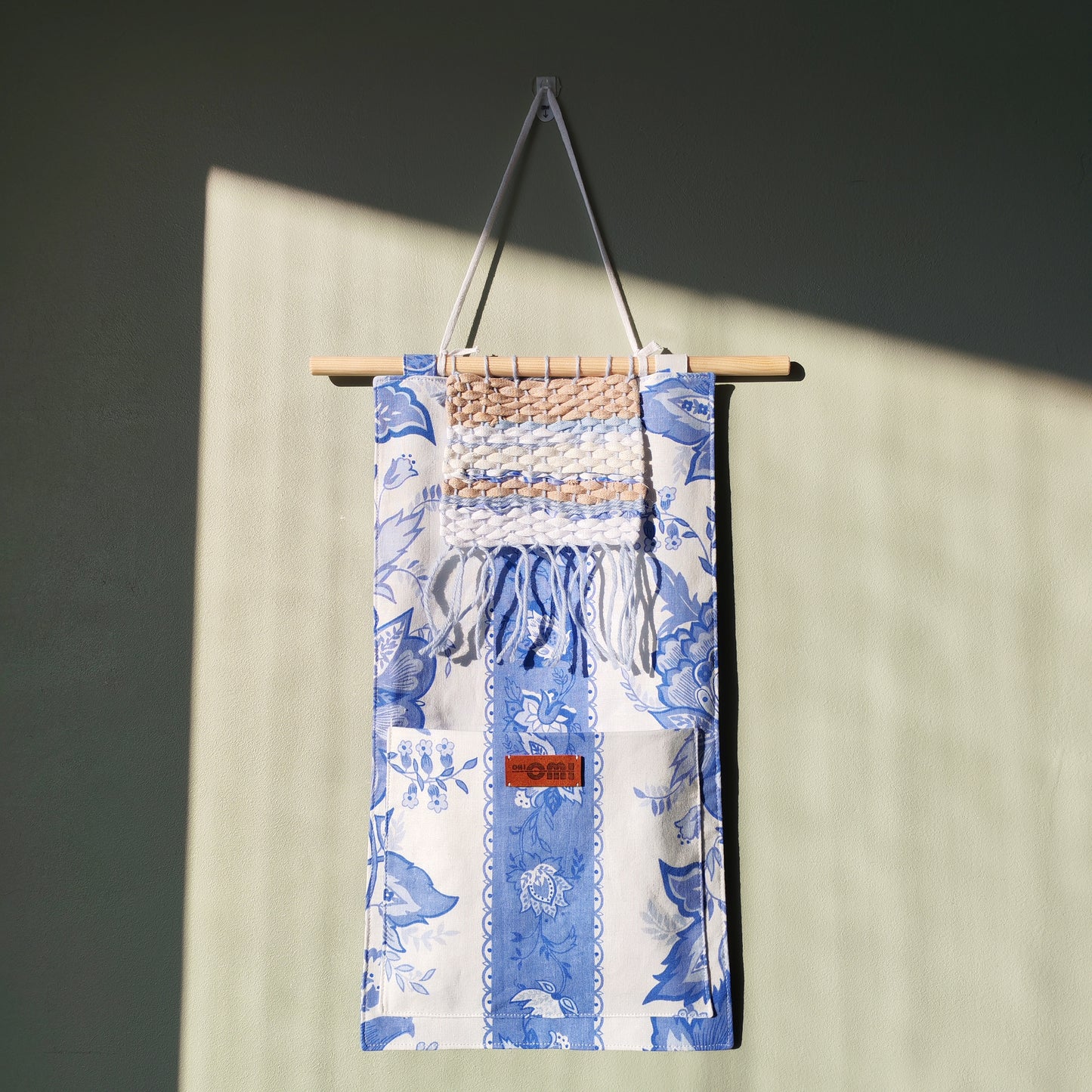 KÄTKÖ Mini kukka – kierrätettyä tekstiiliä oleva seinätasku