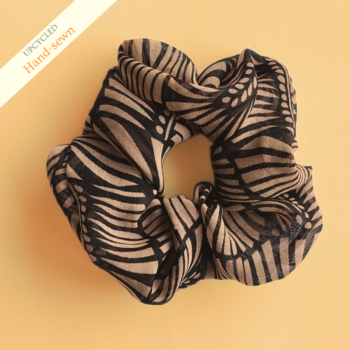 Iso hiusdonitsi kierrätetystä ruskeasta seeprakuviosta