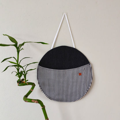 KÄTKÖ Pyöreä pieni seinätasku