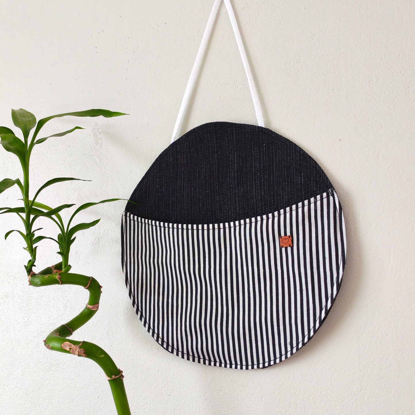 KÄTKÖ Pyöreä pieni seinätasku