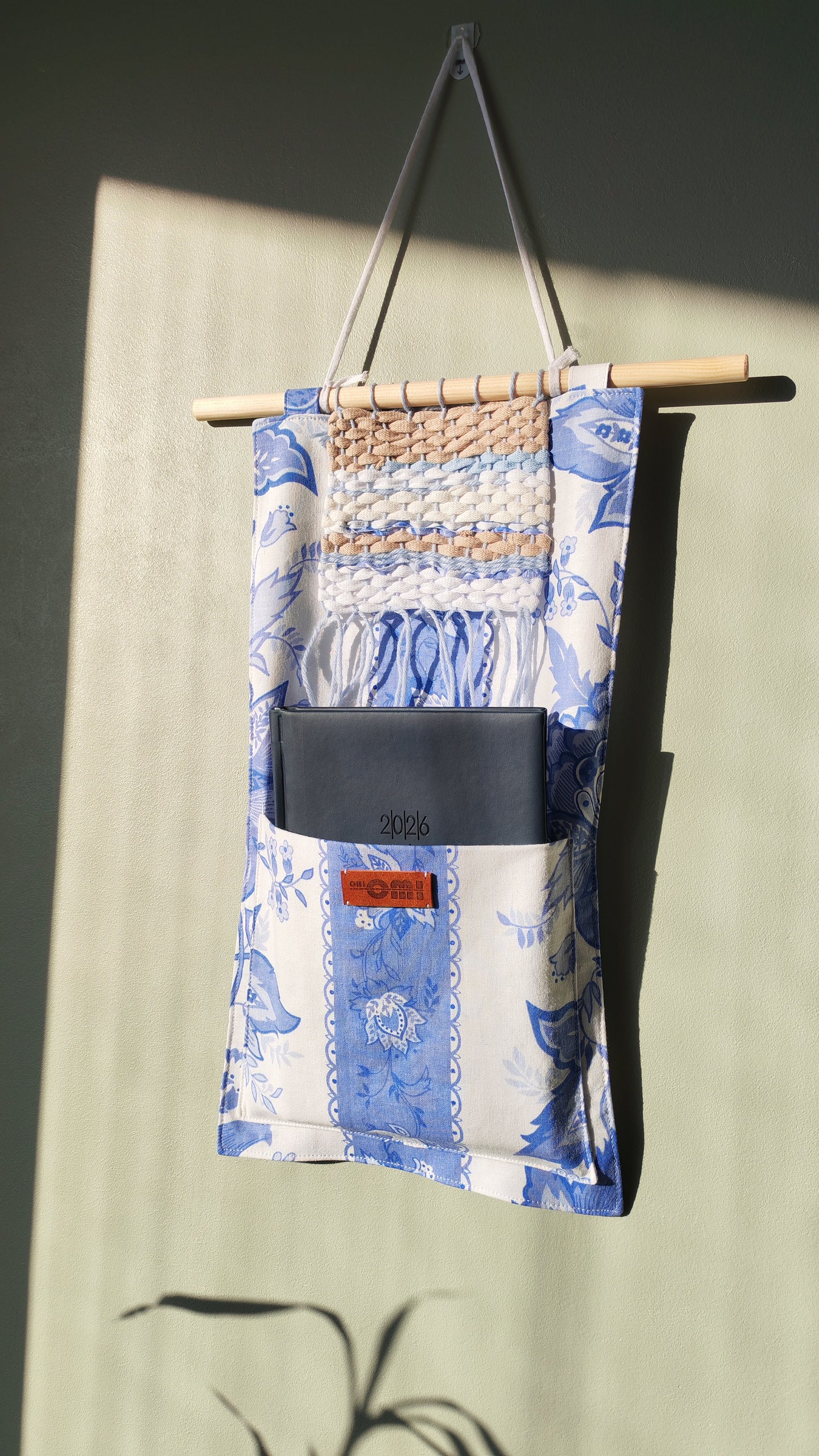 KÄTKÖ Mini kukka – kierrätettyä tekstiiliä oleva seinätasku