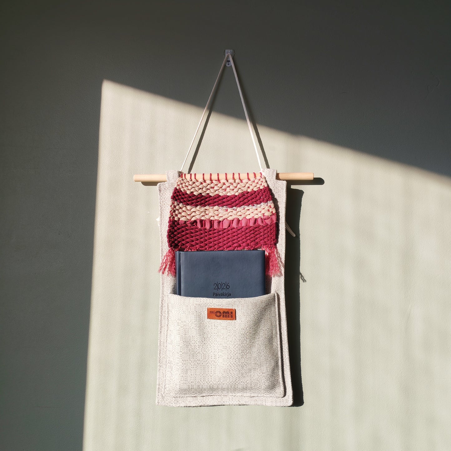 KÄTKÖ Mini Ruby – Kierrätetty tekstiili-seinätasku