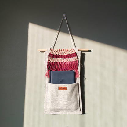 KÄTKÖ Mini Ruby – Kierrätetty tekstiili-seinätasku