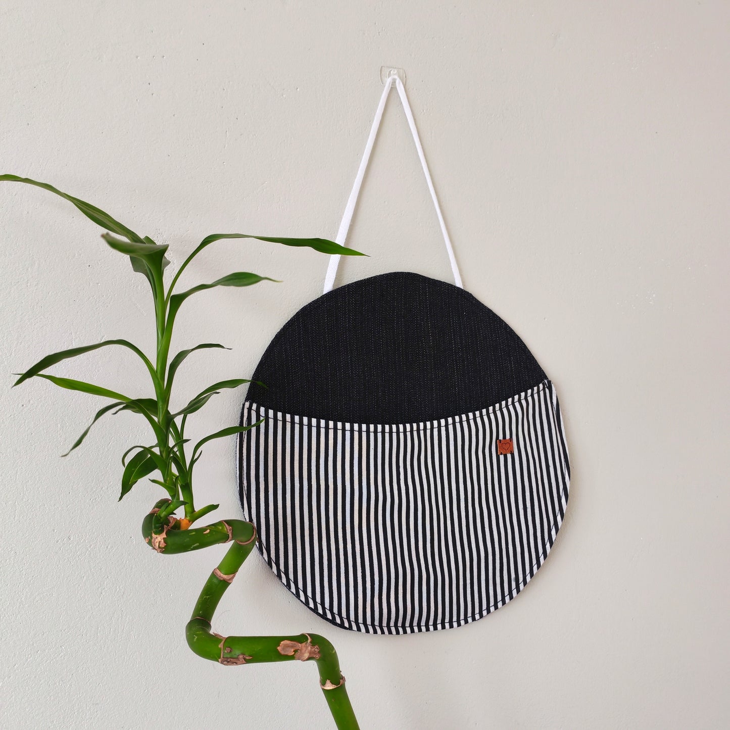 KÄTKÖ Pyöreä pieni seinätasku