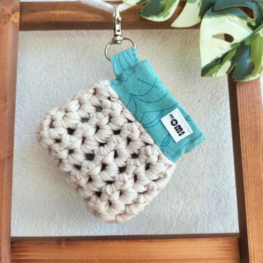 Kuulokkeiden suojus, kukkakuvio, minttu ja beige, virkattu