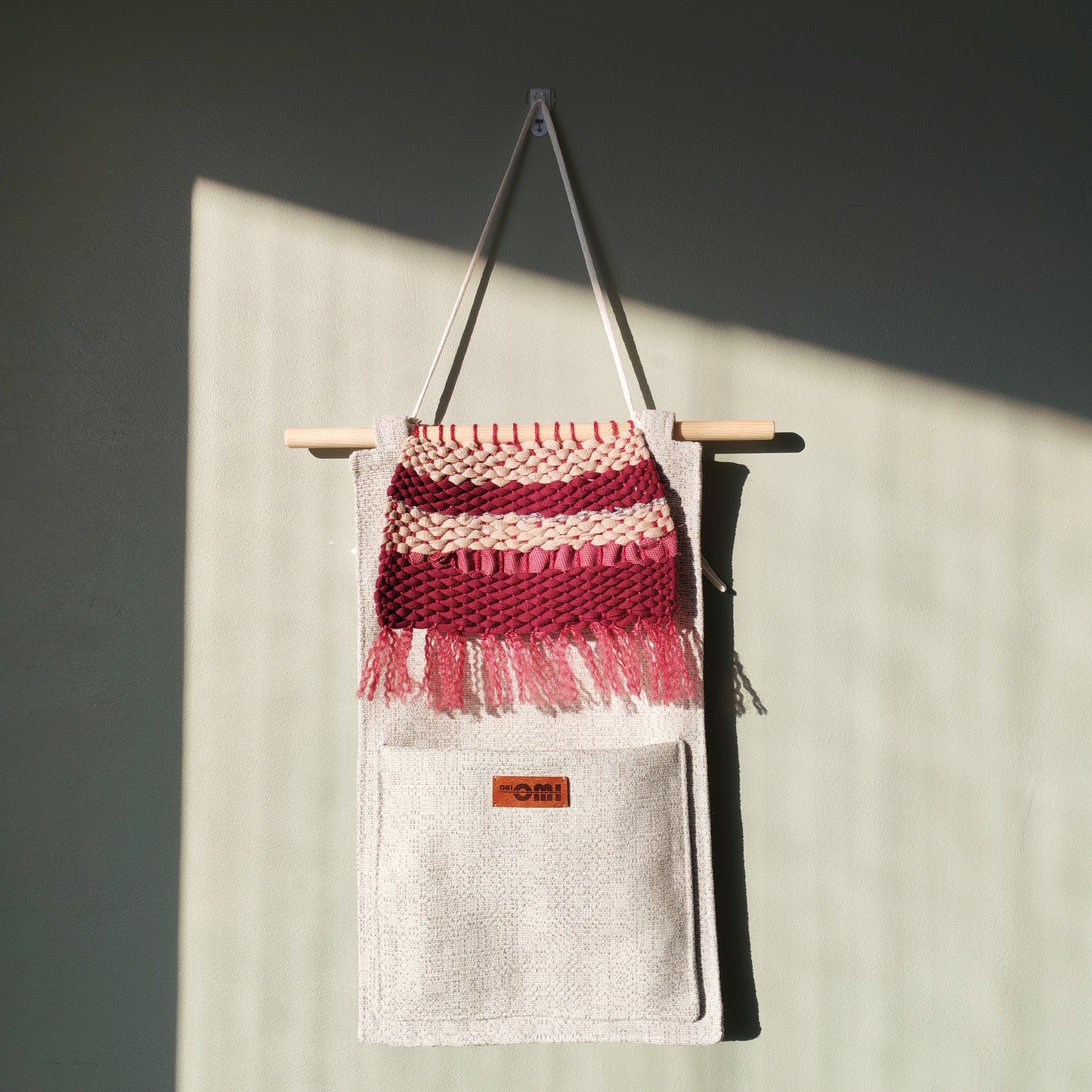 KÄTKÖ Mini Ruby – Kierrätetty tekstiili-seinätasku