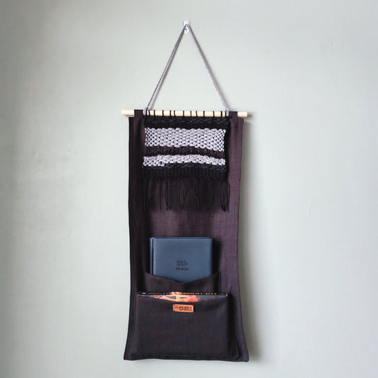 KÄTKÖ Darkness -käsinkudottu seinätasku – pohjoismaista tekstiiliä sisältävä seinävaate säilytystilalla