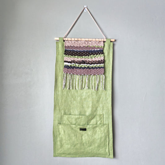 KÄTKÖ Moss käsinkudottu seinätasku – pohjoismaista tekstiiliä sisältävä seinävaate säilytystilalla