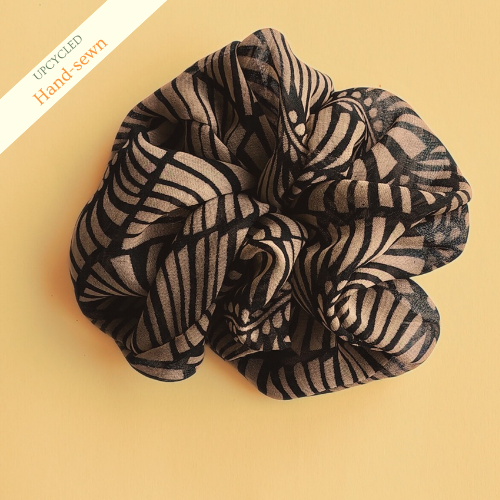 Iso hiusdonitsi kierrätetystä ruskeasta seeprakuviosta